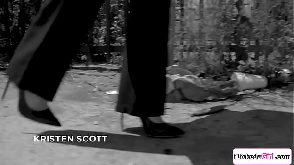 She got infos in exchange for her pussy