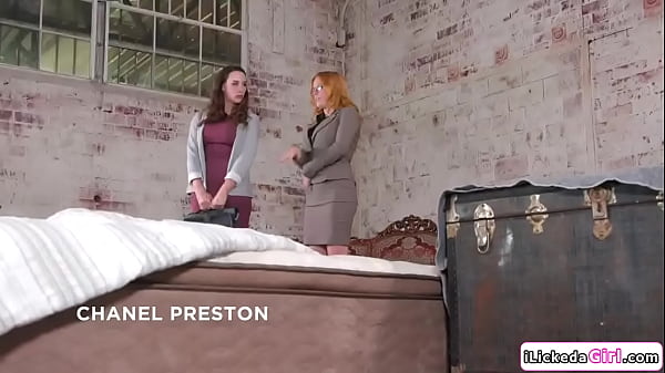 Lesbian shows client how to use sex toys